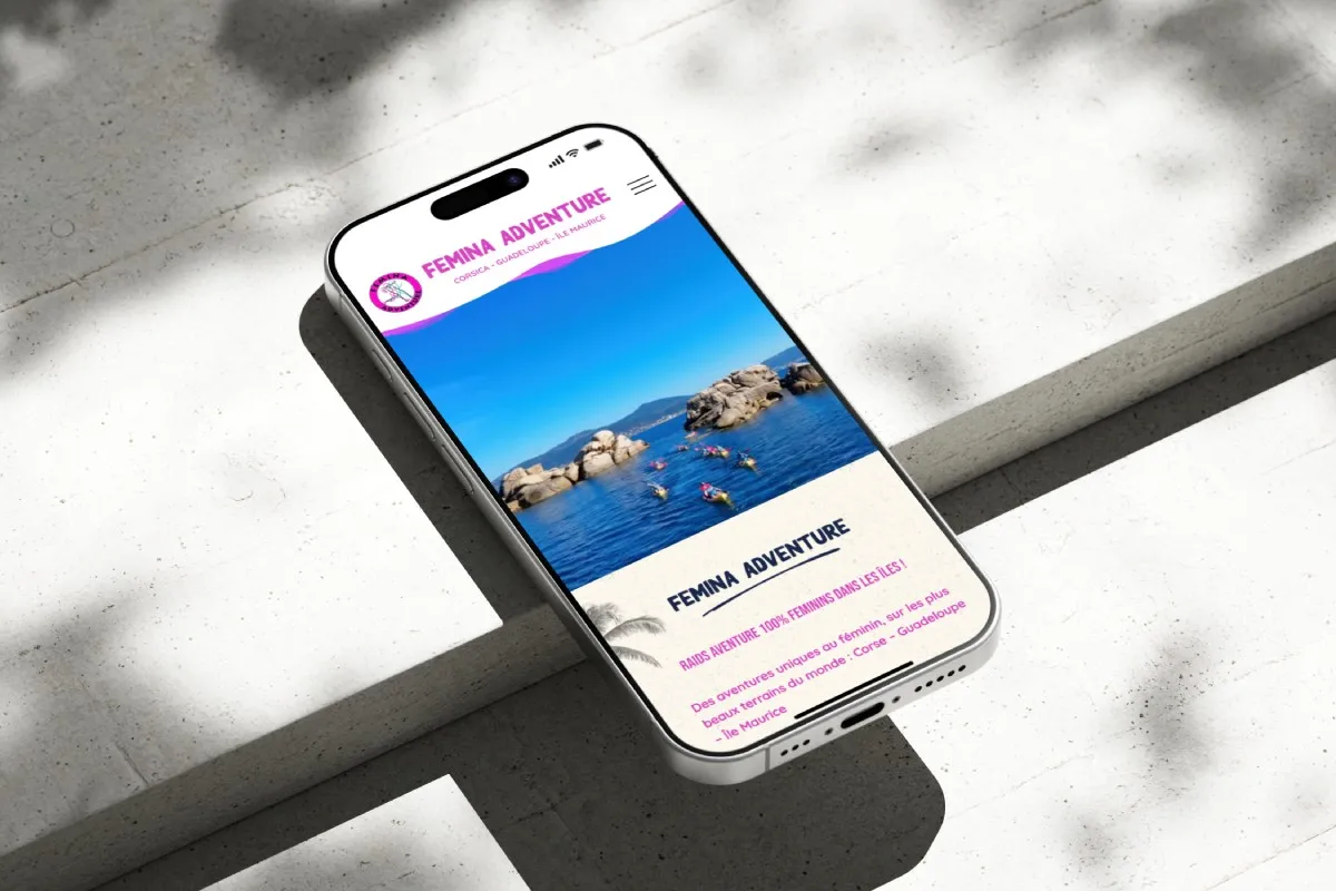 Mockup du site responsive Femina Adventure sur l'écran d'un smartphone